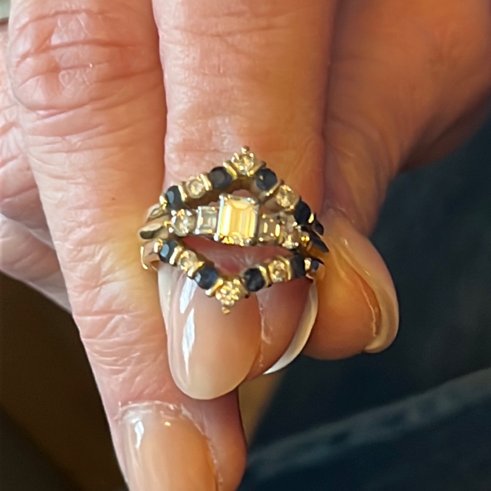 Yellow gold twin “V” guard rings. 14k